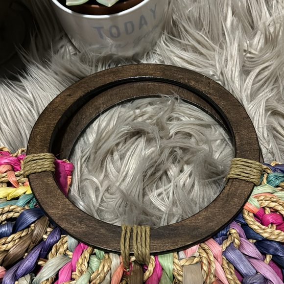 Gorgeous Woven Bag-Dyed Natural Fibers-Wooden Handles-Snap Closure - Picture 5 of 15